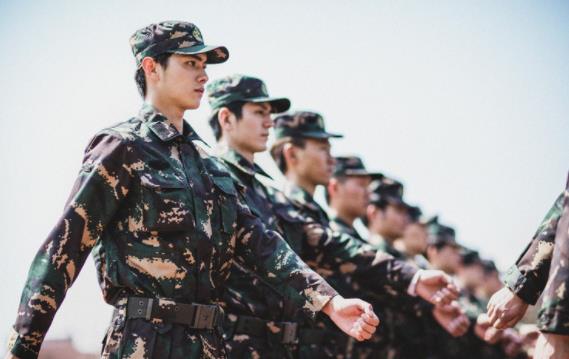 在校大学生迎来“好消息”，2021年参军可保送军校，满足条件即可