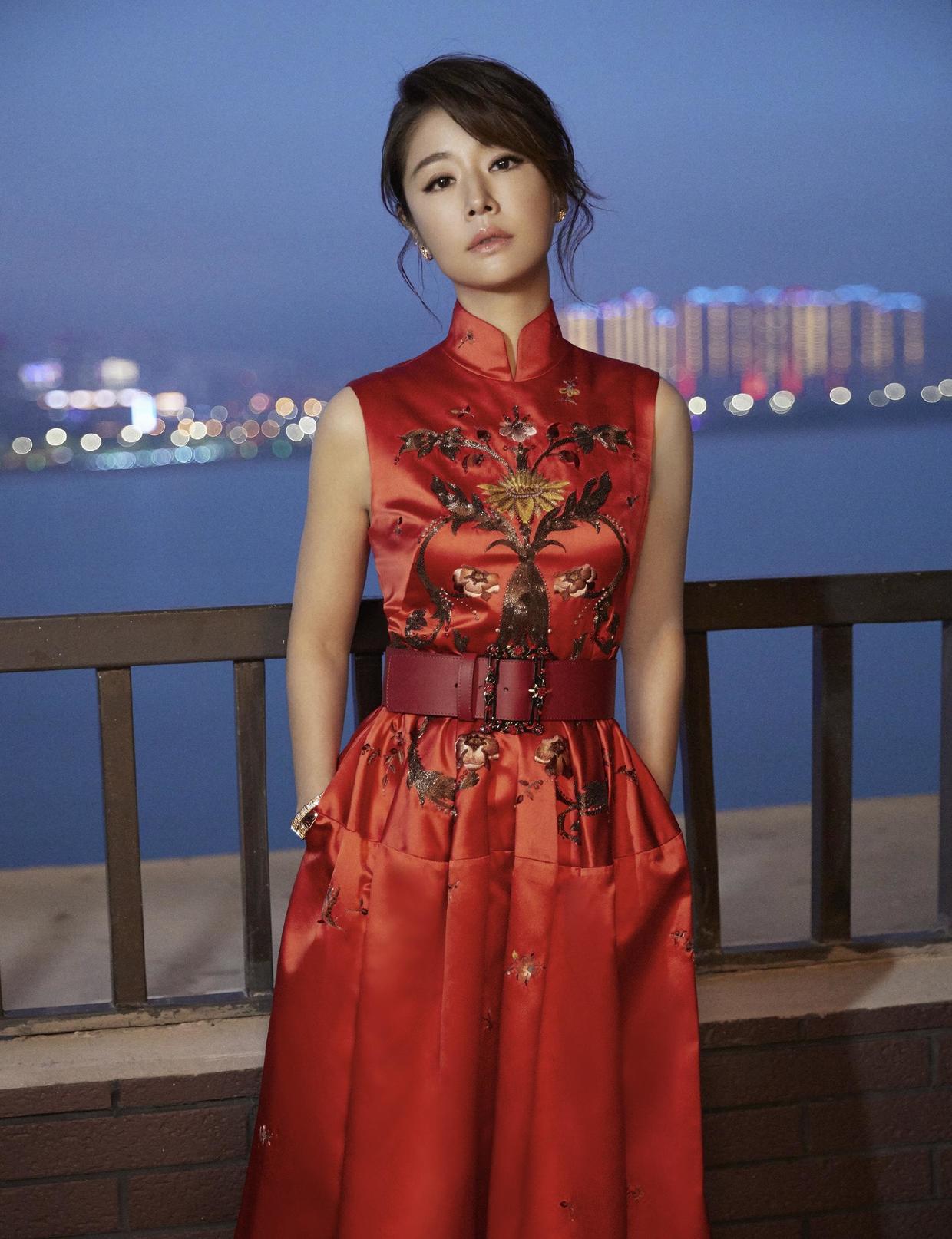 "林心如"又现减龄式穿搭,一字肩连衣裙配中长发,又美出圈了