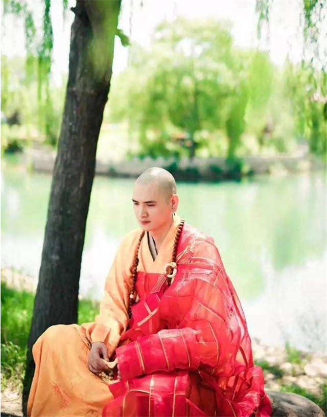 80后和尚释明心：曾被富婆追求，豪车接送，最终却看破红尘