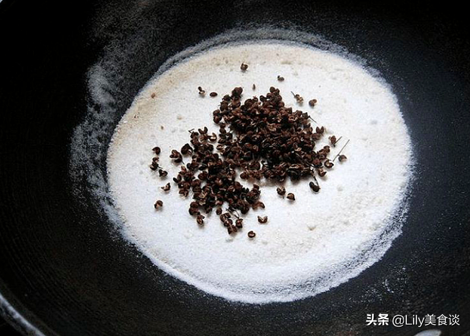 冬天腌鱼时，直接抹盐就错了，多做一步，鱼肉鲜香紧实，还没腥味