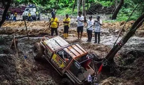 拉力越野赛(越野就爬山涉水下泥坑？错！看过国外这4大疯狂越野赛再闭嘴)