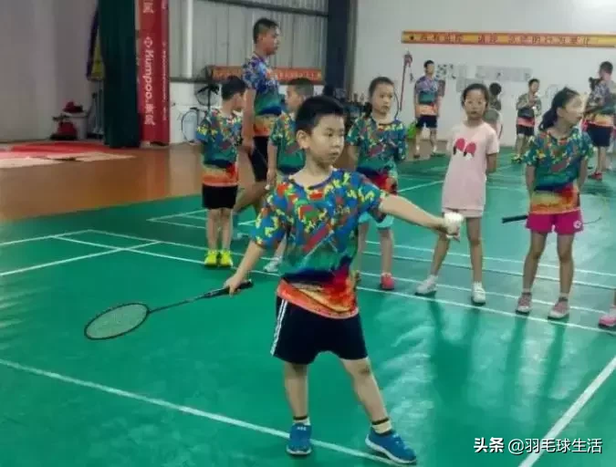 打羽毛球适合什么年龄（不要让孩子在最好的年龄，错过学羽毛球的最佳时间）