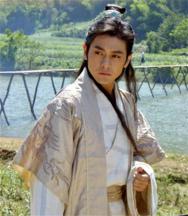 3年前金庸逝世，书迷自发赶到医院，次子捧遗像送父亲最后一程