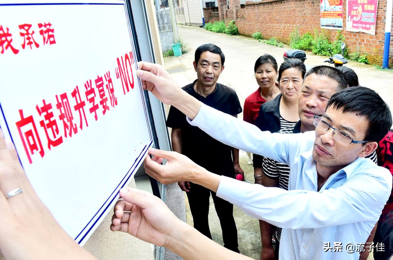 二本大学录取通知书到了，亲戚邻居纷纷来祝贺，父母却有点不开心