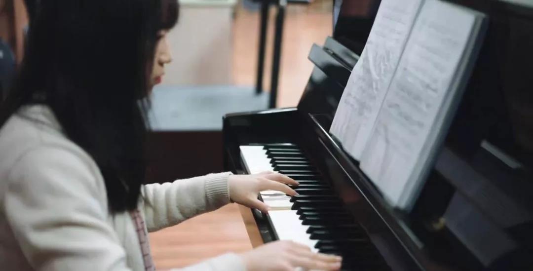 她是会四种乐器的