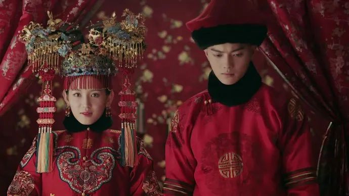 图:满族大臣的结婚照对比一下《甄嬛传》中玉娆和浣碧,她俩都是汉女