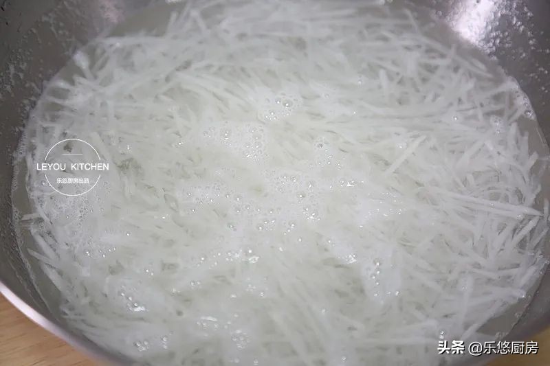 秋冬多吃萝卜好处多，简单一蒸，软软糯糯，再蘸上料汁吃，太香了