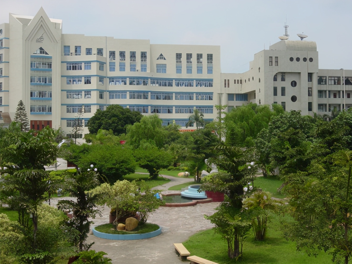 玉林实力强劲的重点高中，玉林高中家喻户晓，其他五所也相当出色