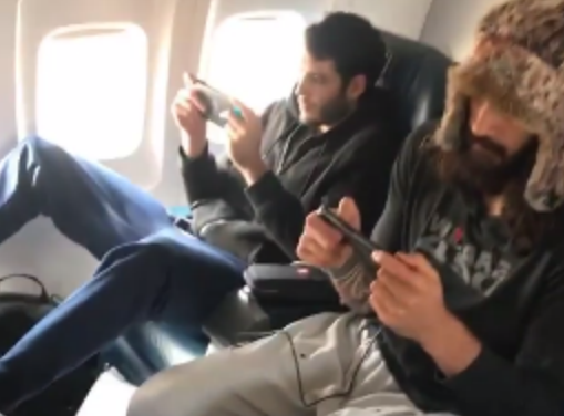 nba球员为什么要坐下来（揭秘NBA球星坐飞机都在干啥！姚明很安静 罗德曼本性难移）-趣拿体育