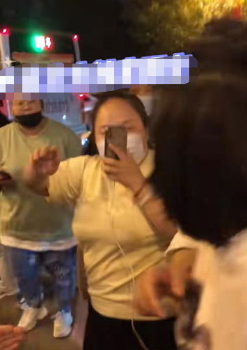 岳云鹏老婆带女儿去德云社，化淡妆戴名牌耳环，遭粉丝围观人气高