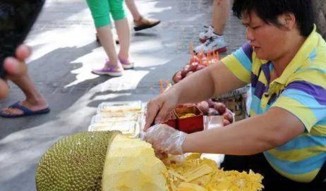 泰国游玩，买水果时候请拒绝老板给的手套，导游：坑你都没商量