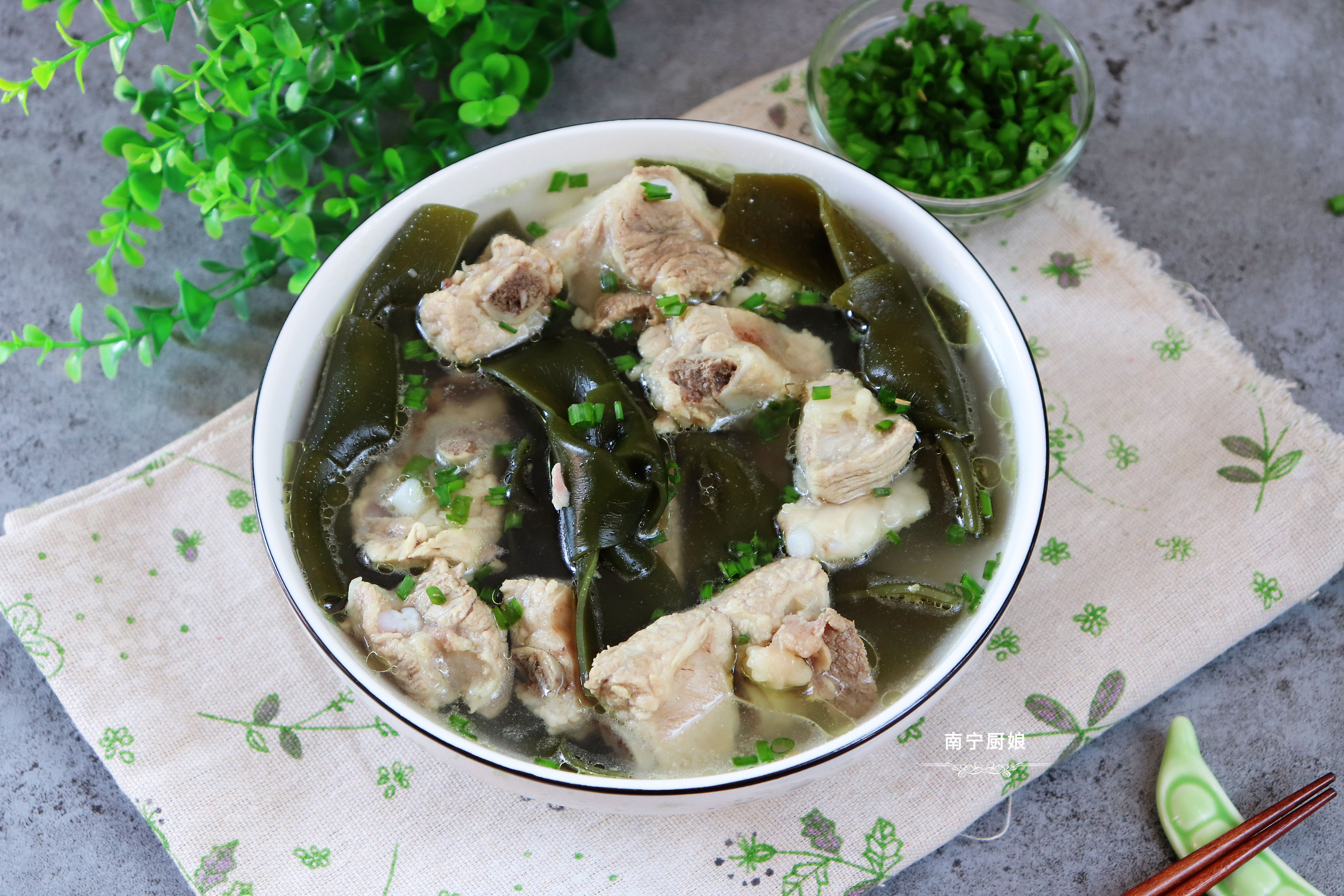 煲海带排骨汤时,牢记4个技巧,煲出来的汤水鲜甜,海带柔软可口