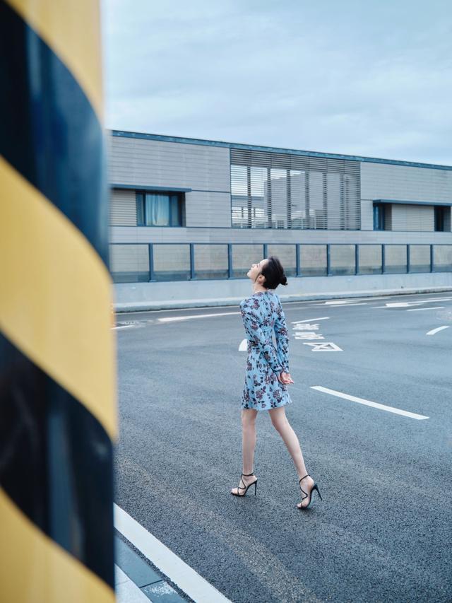 陈都灵低调走红毯，穿印花裙虽日常，却尽显邻家女孩的清纯气质