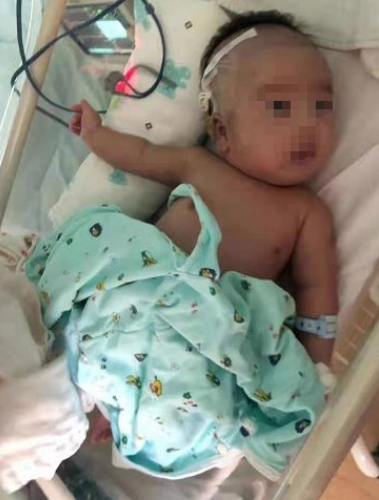 新生儿经历6次腰椎穿刺，宝妈：4万2的月子中心，护士假扮医生