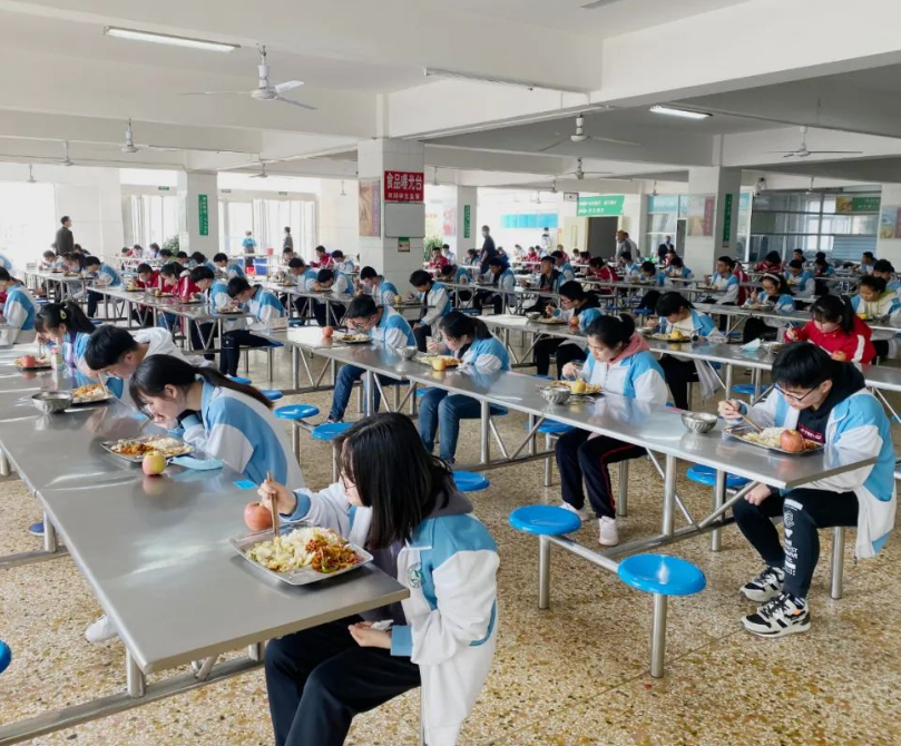 男生身高在这个时期就定型，学生低于平均身高，就算进入矮子阵营