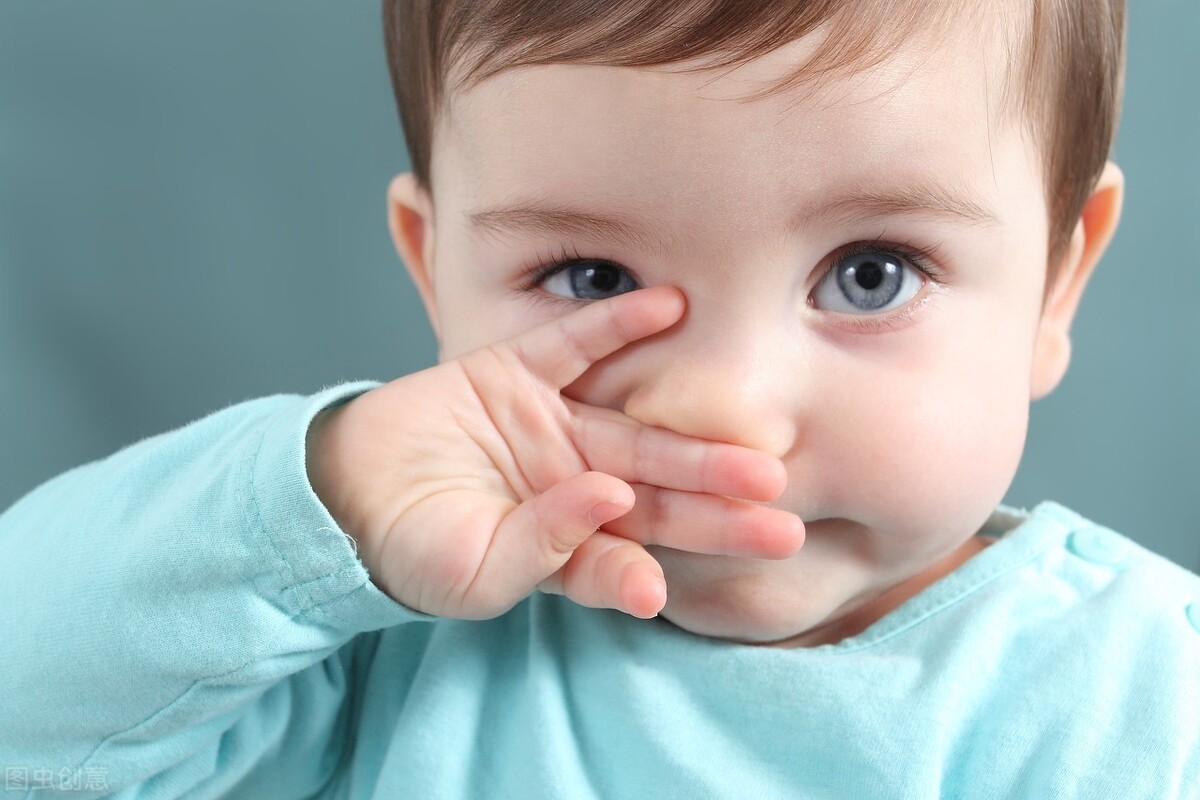 生病擦鼻涕的婴儿图片下载 - 觅知网