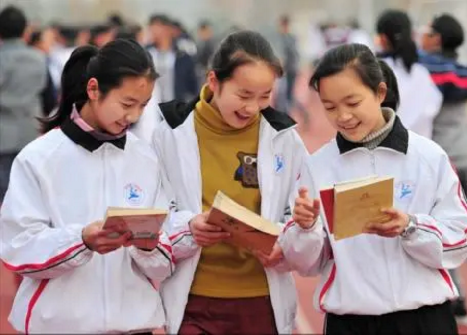 公立学校VS私立学校，培养出的学生差距明显，家长不要选错