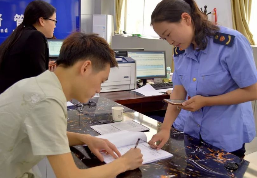 公务员的工资待遇（基层公务员晒出工资单）