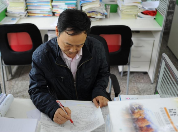 教师招聘男考生“4分”进复审，官方回应难以服众：因为男老师少