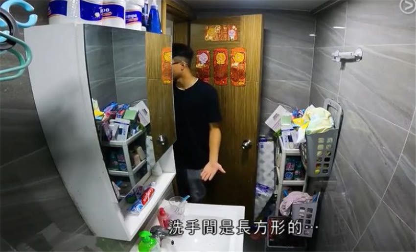 香港年轻人太拼了！蜗居10㎡房，开门上床厕所洗碗，阳台1㎡