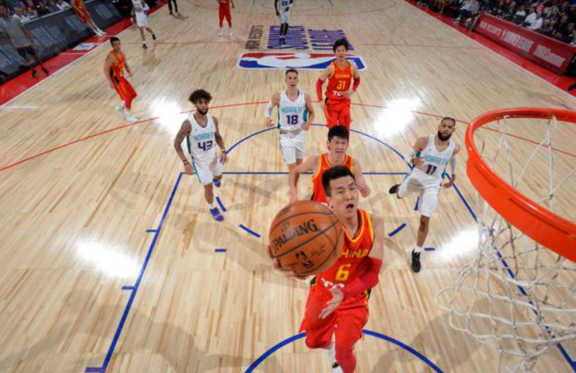 世界杯哪个后卫被晃倒又爬起来(拦不住！NBA后卫直接被晃倒 球迷：郭艾伦看起来真像美国后卫)