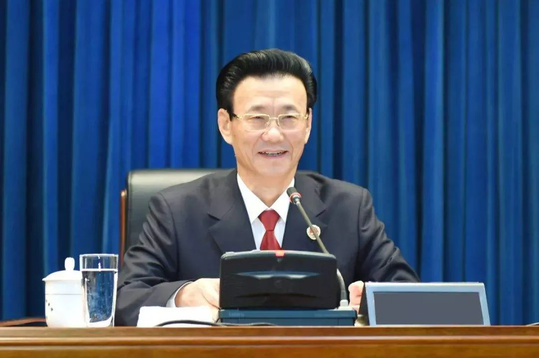 头发白了！为自保频繁进京的“政法虎”，空降前就开始敛财