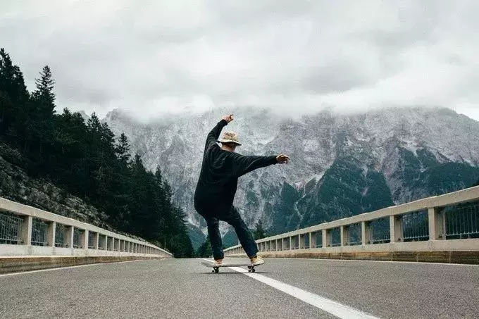 伤感的句子 | 我讨厌自己被你伤害却还爱你的样子