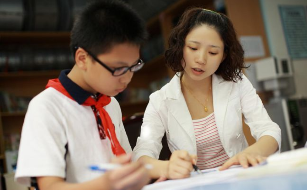 文科生毕业不好找工作，这4种专业前景好，丝毫不比理科生差