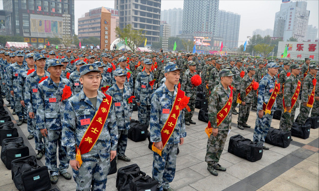 大学期间当兵好还是毕业当兵好（大学生参军报国）