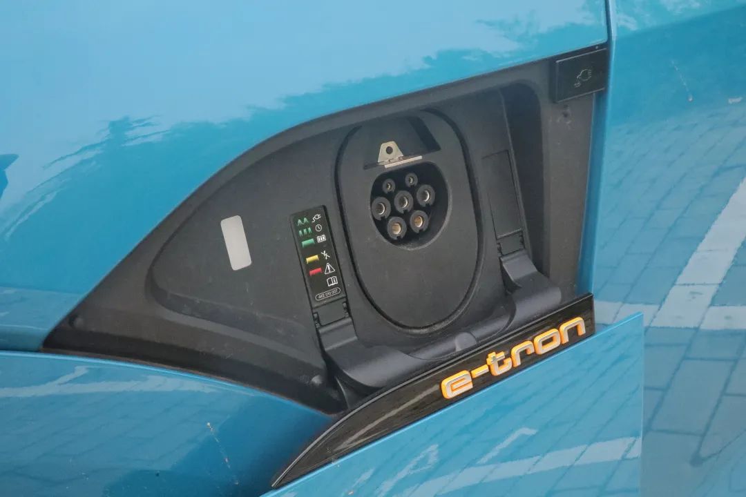 拒绝随波逐流，坚守豪华主义！深度试驾国产版奥迪e-tron