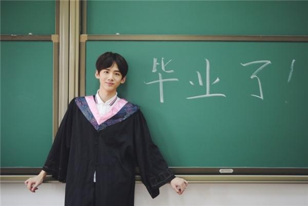 男班长拍毕业照短裙上阵，“大长腿”羡煞女同学，此刻我独领风骚