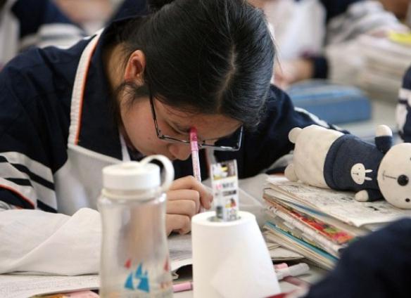 寒门三胞胎兄妹高考成绩揭晓，都考过了一本线，学霸小妹实至名归