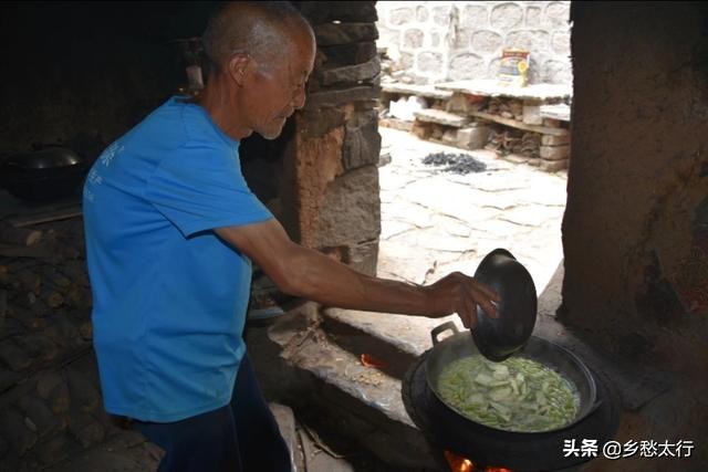 山居老人，青山绿水间的安逸清静