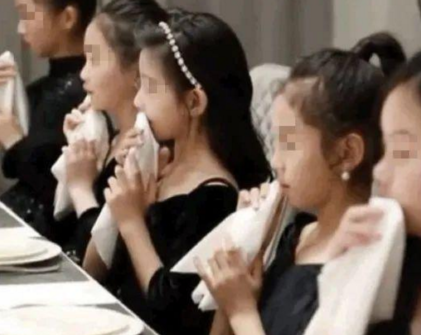 一种“新型补课班”火了，一节课3800元，小学生打扮成名媛模样