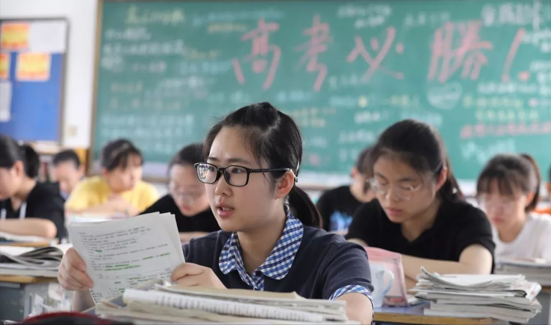 参加高考也有要求，“身份”成报考标准，“户口迁出”或受影响