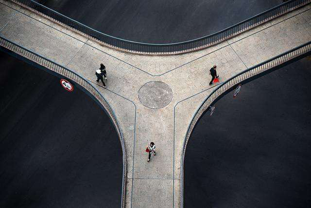 (三岔路口)(2)树枝交错,分岔.这显然是引申义.