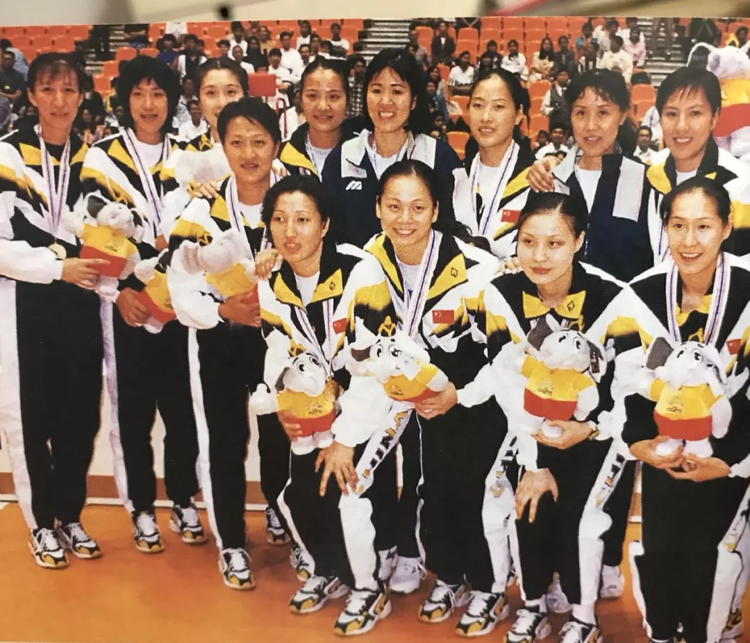 1998女排世锦赛决赛中国古巴(郎平与中国女排这八年：两度受任危难之际，七仙女替白银一代圆梦)