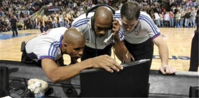 nba看录像为什么戴耳机（NBA出现争议判罚后，裁判观看回放会戴耳机，球迷：是在听声音？）-华海博客