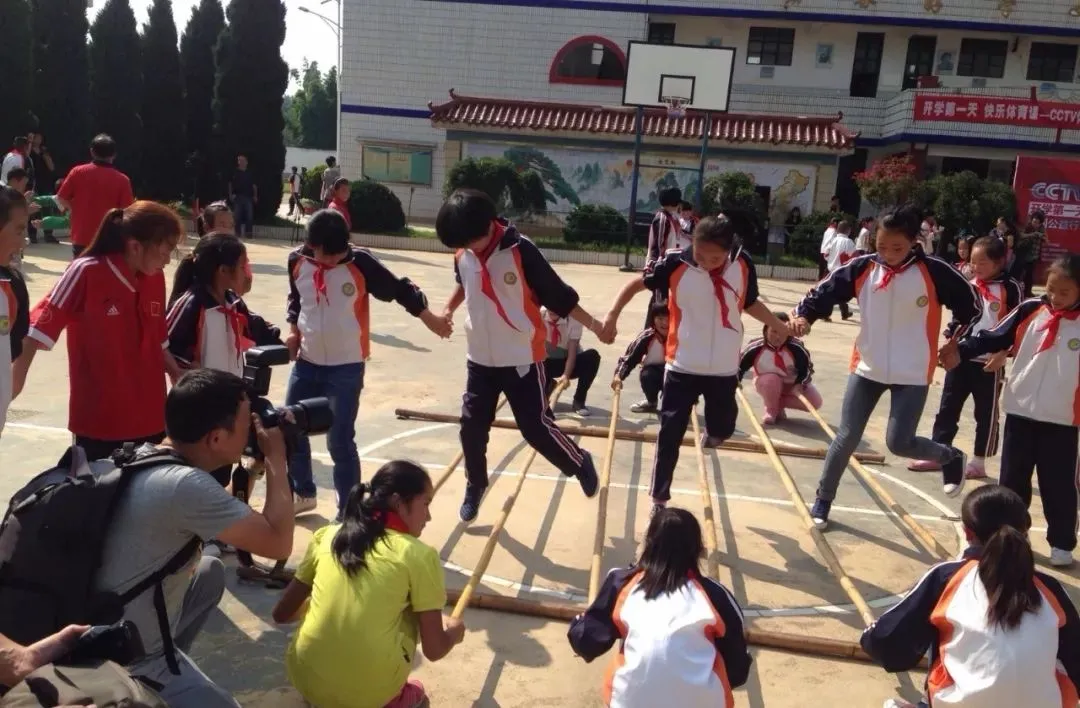 学校操场体育器材(乡村教师用废品为学生做上万件创意体育器材，不得不说他们太会玩)