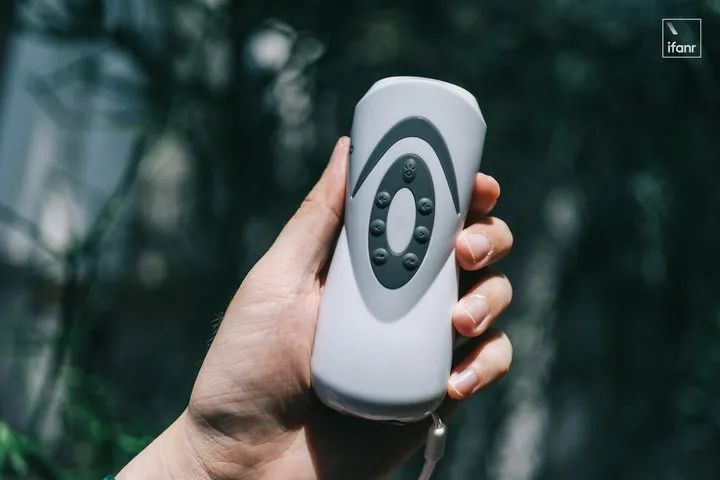 我们找来 3 款「不正常」充电宝，在断电时实现自救
