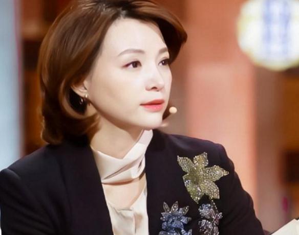 初中生“董卿体”火了，字体看似洒脱飘逸，却不受到老师的喜欢