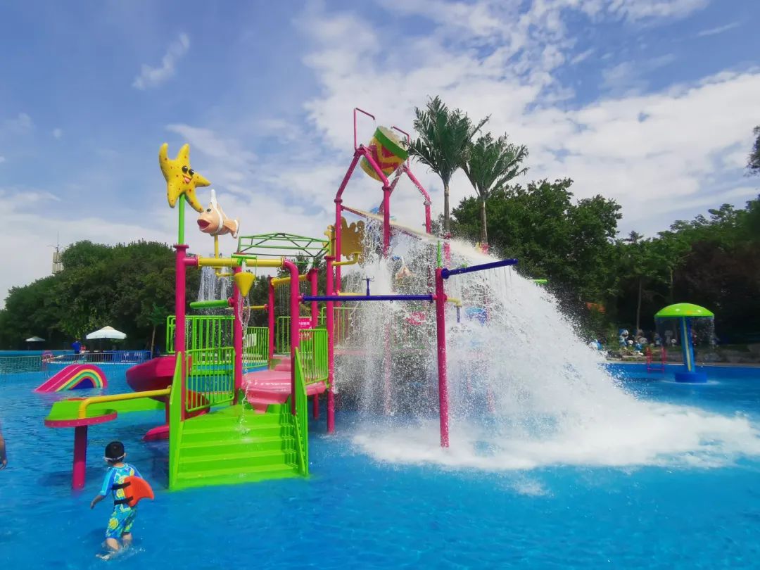 融创水世界水世界是济南第一座全年恒温的室内水上乐园.