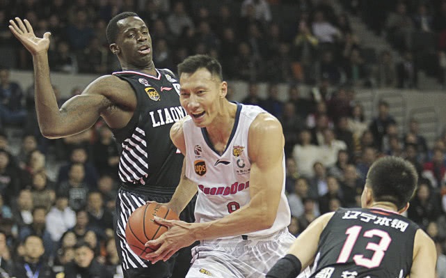 在手机哪里可以看篮球（易建联轮休也没闲着，竟在场下用手机看辽宁的比赛！）