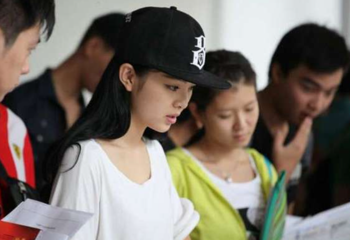 华科大宿舍走红网络，学生自配投影仪，上学就像在度假一样