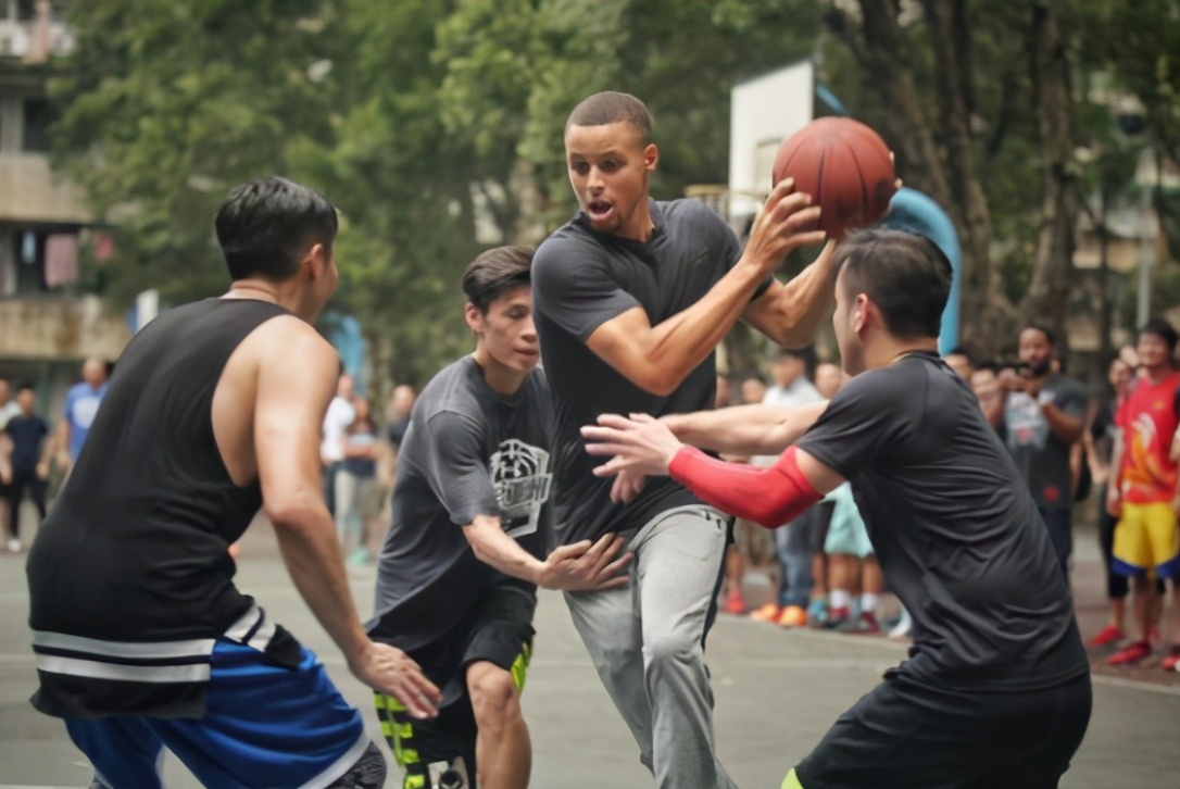 中国人进nba为什么那么难(为何说普通人打不了NBA？看完这8张照片 你就能明白)