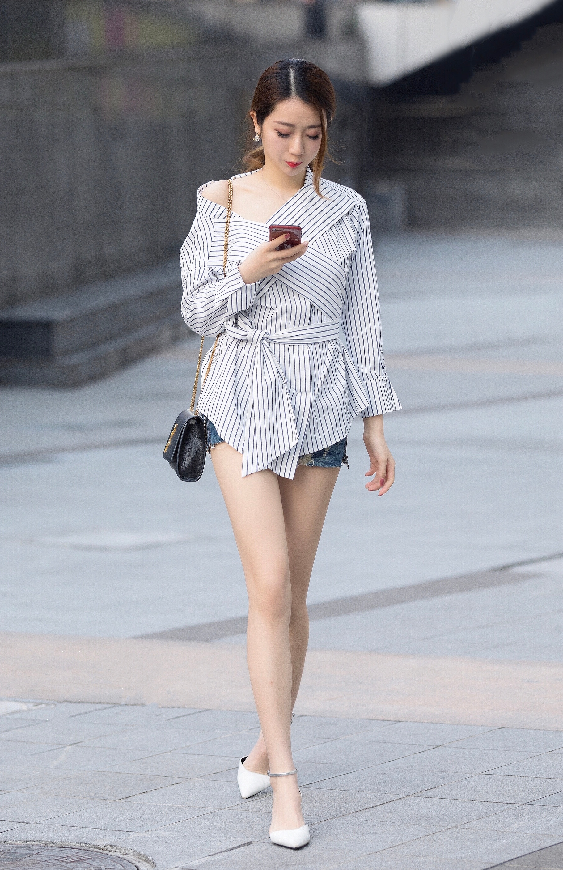 时尚街拍：白皙修长的美腿，凸显身材的完美绝伦