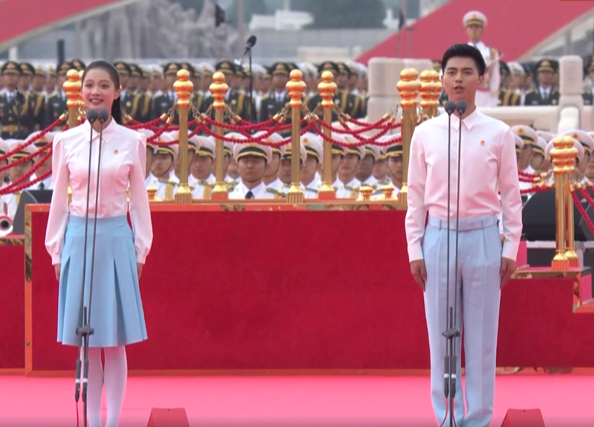 引领朗诵的4名青少年来自什么学校？中传、中财大，还有两所小学