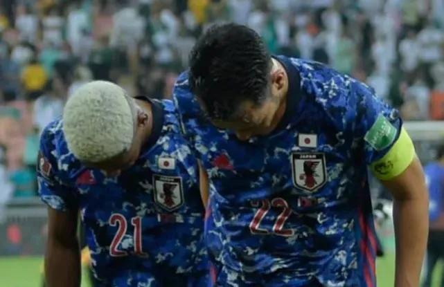 世界杯预选赛日本一阿曼(日本零比一轰然倒下！阿曼爆冷击败日本，国足积分追平亚洲第一)
