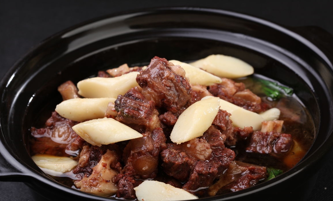 图片[2]-【萝卜焖牛尾】做法步骤图 吃货们的福利 特香-起舞食谱网