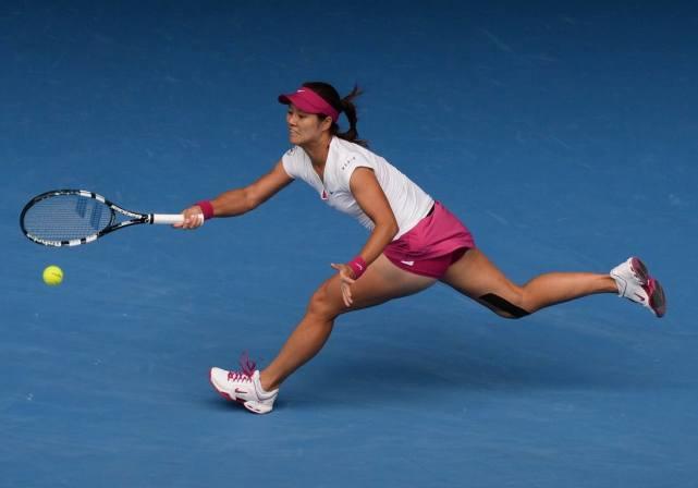 网球女运动员把球塞哪了(比赛中网球女球员, 为什么总喜欢在裙子里塞